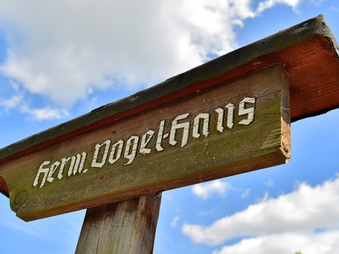 Wegweiser Hermann - Vogel - Haus