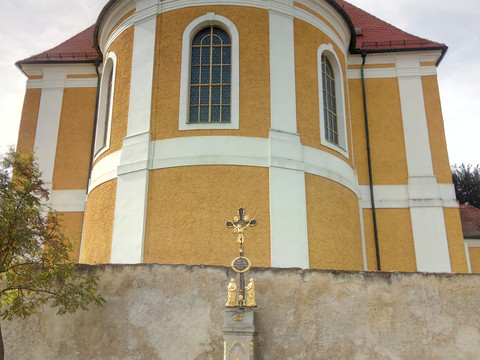 Gebetssäule vor der Wallfahrtskirche Rosenthal