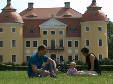Erholung im Park vor traumhafter Kulisse - Schloss Milkel