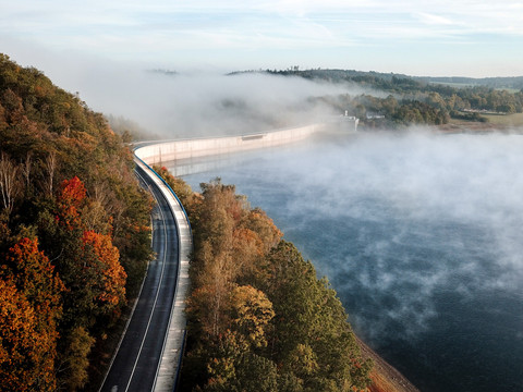 Staumauer Talsperre Pöhl im Nebel
