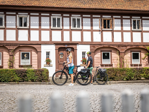 Hübsche Umgebindehäuser entlang der Strecke