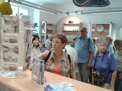 Reisegruppe in der Tourist-Information