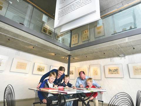 Familie im Erich-Ohser-Haus - Galerie e.o. Plauen