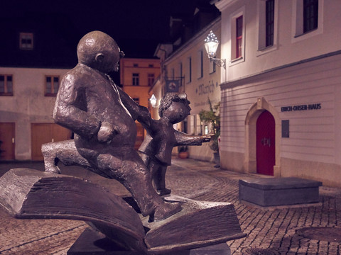 Vater und Sohn vor dem Erich-Ohser-Haus