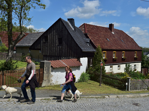 Wanderer vor dem Museumshäuschen Krebes