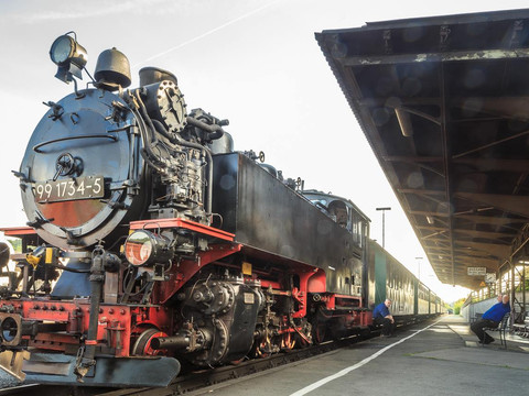 Kurz vor Abfahrt der Weißeritztalbahn im Bahnhof Hainsberg