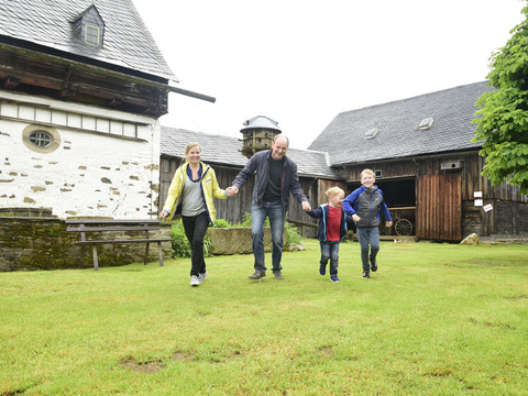 Familie im Vogtl. Freilichtmuseum Landwüst