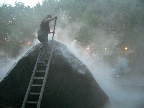 historischer Erdmeiler in Köhlerei Sosa