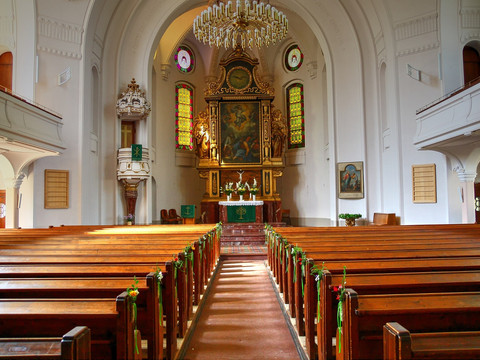 Blick zum Chor und Altar