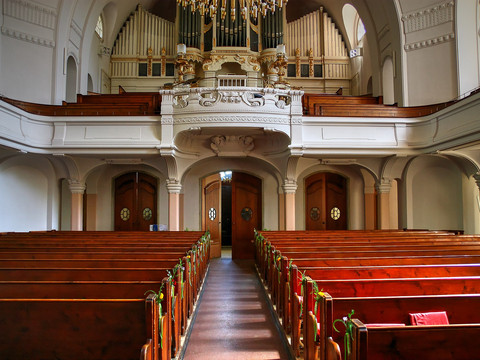 Blick zur Empore mit Orgel
