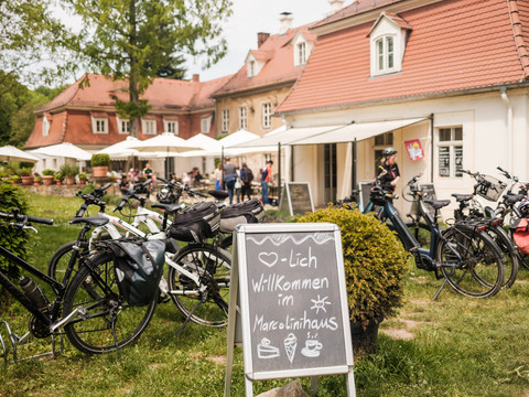 Marcolini-Haus mit Café bei Moritzburg
