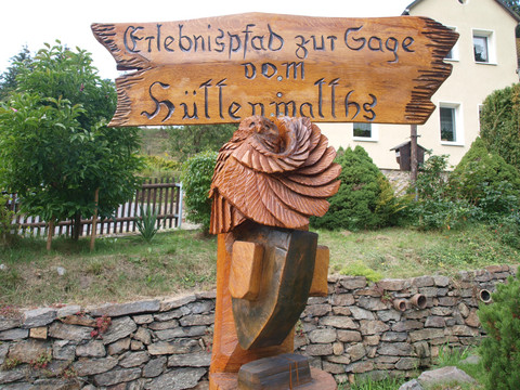 Skulptur mit Hammer und Eule samt Wegweiser (Markus Baumgart)