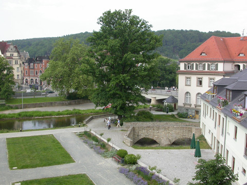Der Schlossgarten am Unteren Schloss Greiz - die Mühlgrabenbrücke
