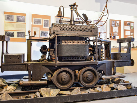 "Dorothea", die erste elektrische Grubenlok der Welt fuhr einst im Schacht in Zauckerode und steht heute im Museum auf Schloss Burgk.