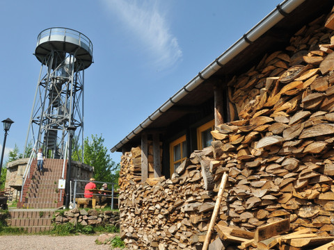 Aussichtsturm und Bergbaude auf der Kohlhaukuppe