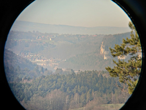 Weitsicht durch Fernglas vom Brand nach Rathen