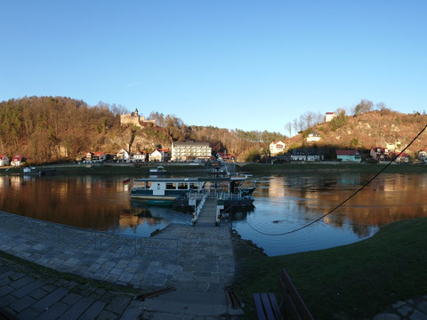 Blick zurück auf die Fähre in Rathen