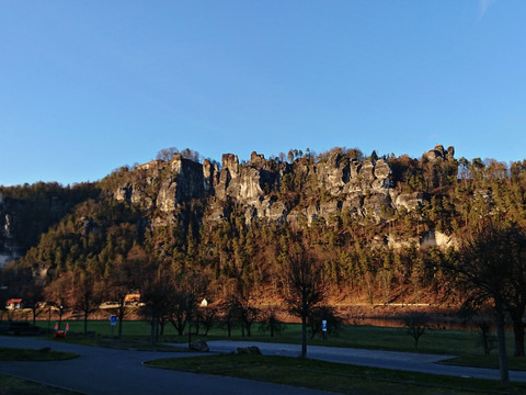 Blick auf Basteifelsen vom Bahnhof Rathen
