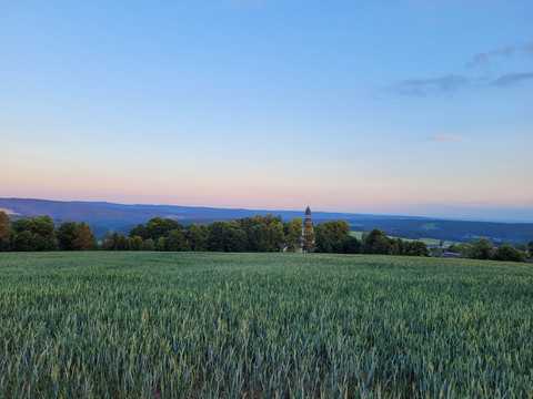 Sonnenaufgang am Wirtsberg mit Blick zur Kirche Landwüst