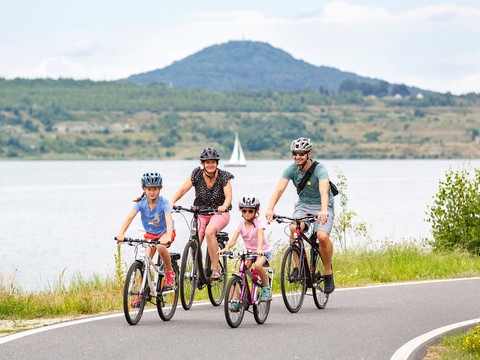 Mit dem Fahrrad lässt sich der Berzdorfer See gut umrunden