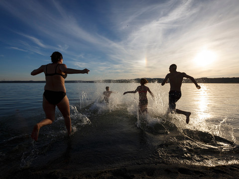 Ein erfrischender Sprung ins Wasser des Berzdorfer Sees rundet das Erlebnis ab