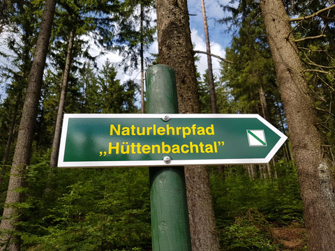 Wegweisen Naturlehrpfad Hüttenbachtal