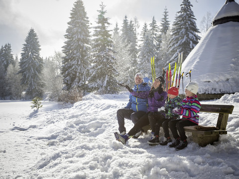 Familie im Winter an Meilerhütte