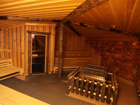 Blockhaussauna mit Himalayasalz-Wand