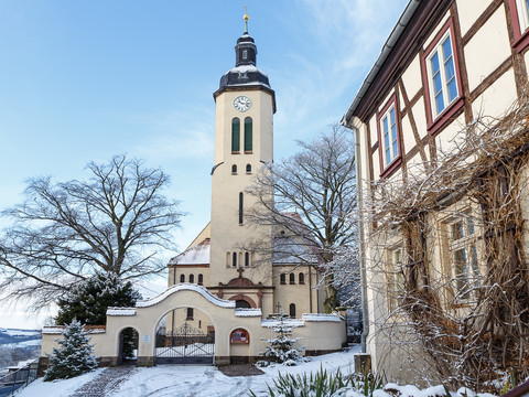 Kirchturm im Winter