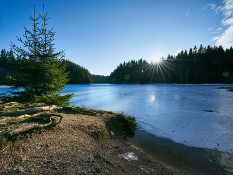 gefrorener Vogtlandsee im Frühjahr