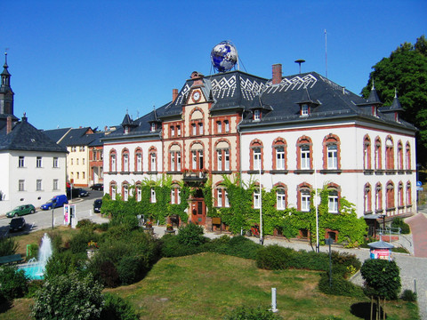 Rathaus Pausa mit Globus