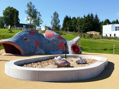 Spielplatz mit Karli Karpfen - dem Liebling aller Kinder