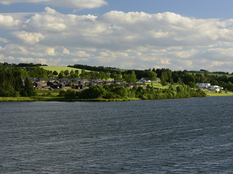 Zeulenrodaer Meer - Blick auf Bio-Seehotel Chalets