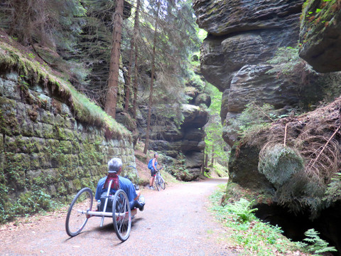 Abfahrt im Handbike durch wildromantische Felsschluchten von der Bastei nach Stadt Wehlen