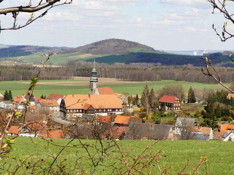 Naturparkhaus Zittauer Gebirge, Kirche Waltersdorf und Breiteberg im April