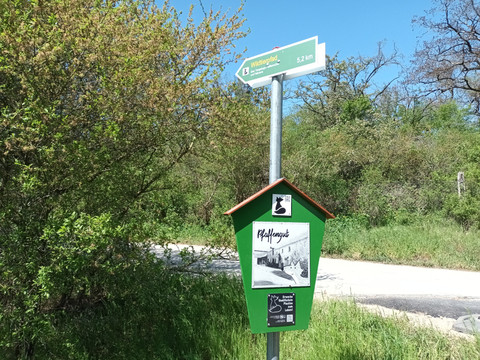 Wegweisung Wildtierpfad mit Motivschild