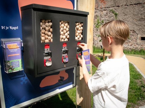 Zu Beginn muss man sich für einen Euro eine Spielkugel kaufen.