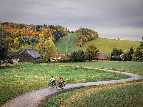 Rugiswalde mit seinem Skihang im Hintergrund