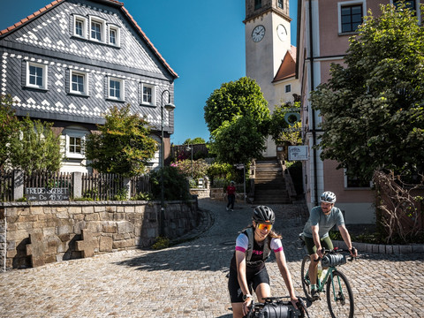 Gravelbiker am Marktplatz in Sohland/Spree