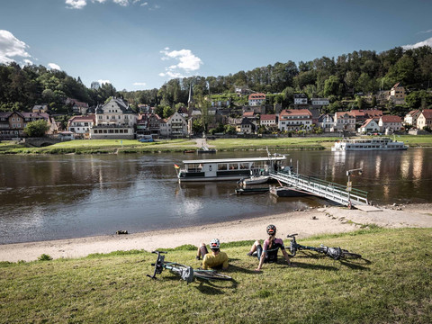 RockHead Gravelbiker machen Pause mit Blick auf die Elbe und Stadt Wehlen