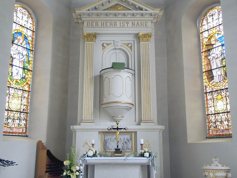 Altar mit Glasfenstern um 1900 und Taufstein aus dem Jahr 1796