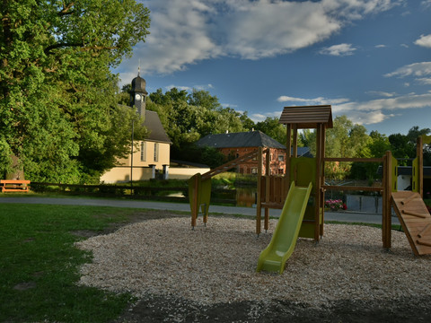 Spielplatz Leitlitz - im Hintergrund die Kirche