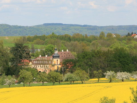 Fernansicht auf das Landschloss Zuschendorf