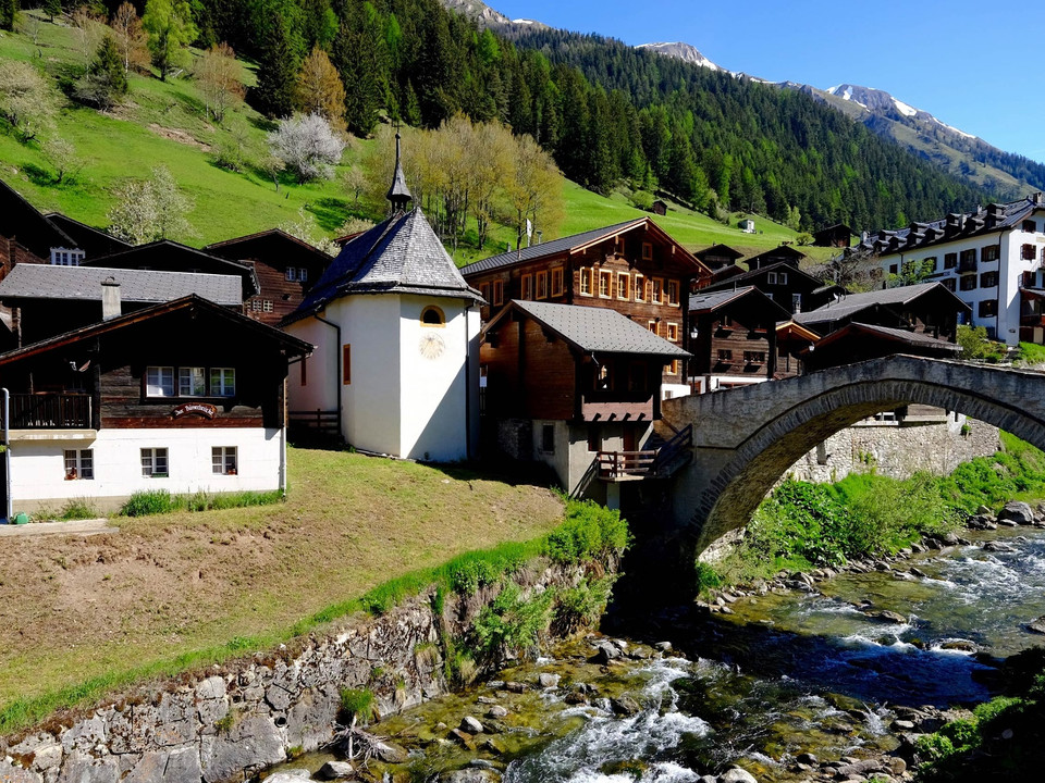 Wanderung von Fiesch via Lax über Hockmatta und Twingischlucht nach Binn