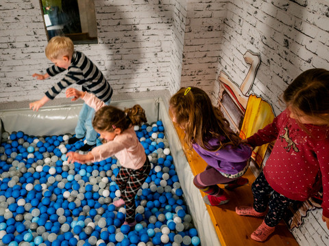 Bällebad_Sonderausstellung Römer & Germanen_Familienburg Scharfenstein