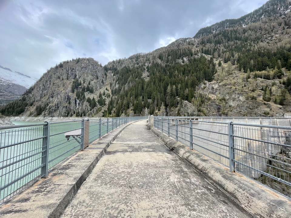 auf der Staumauer Gibidum