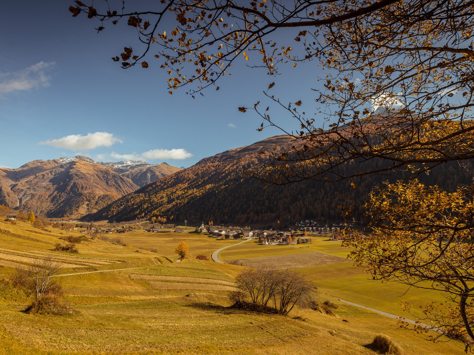 Bergdorf Obergesteln im goldenen Licht des Herbst