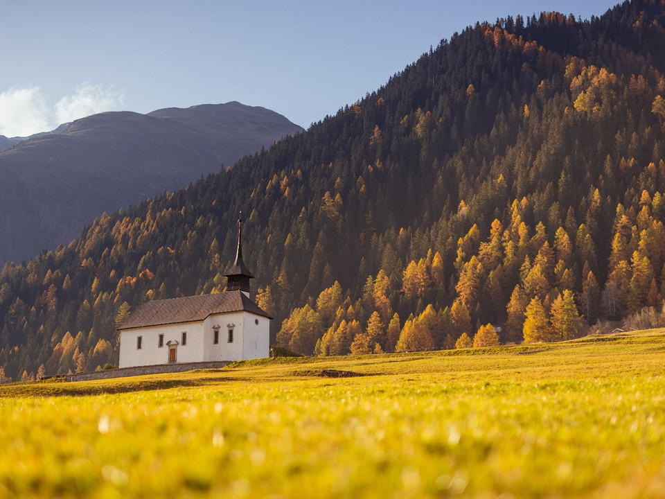 Die Kapelle im Ritzinger Feld im goldenen Herbst