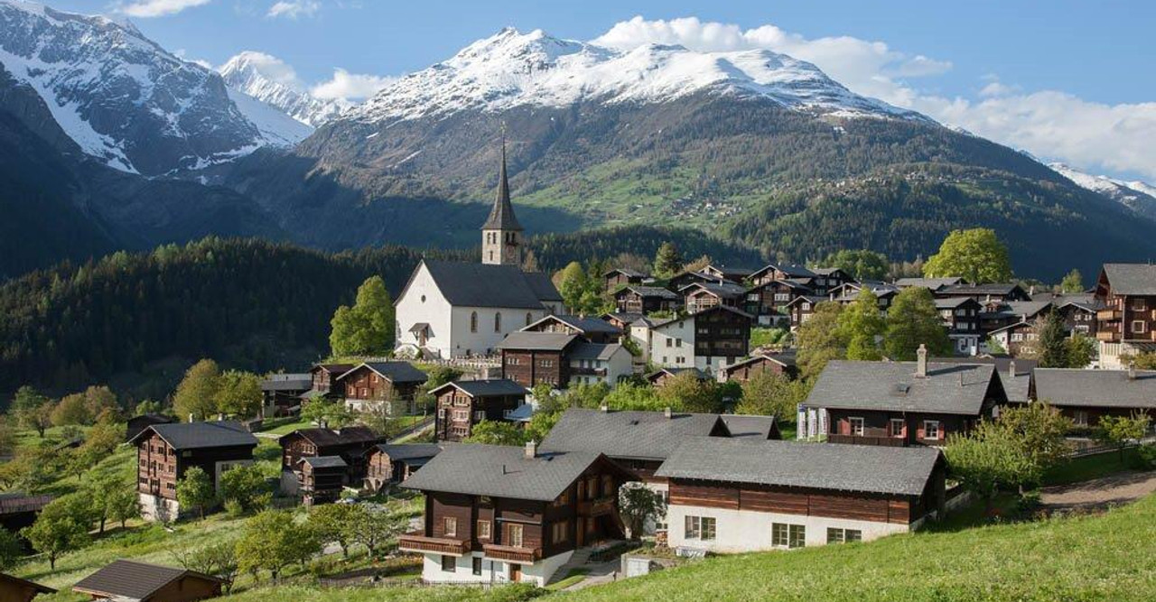 Ernen mit Kirche und Panorama