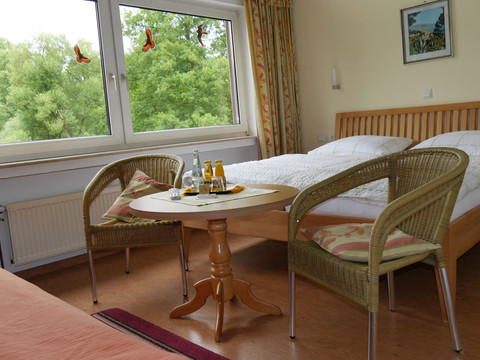 2-Bett Zimmer Hotel Garni Schmithausen.JPG